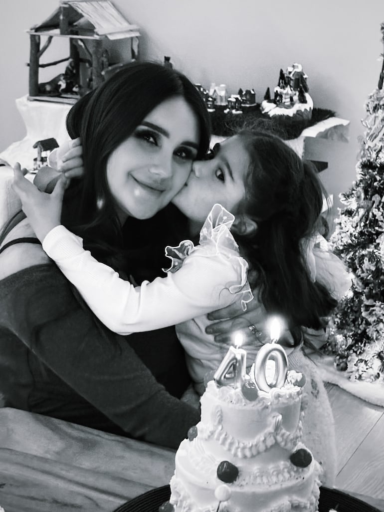 Dulce María, el día de su cumpleaños número 40, recibiendo un tierno beso de su hija mayor María Paula. (Instagram/Dulce María)