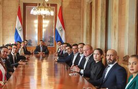 Gobernadores del Paraguay y otros funcionarios reunidos ayer con el presidente Santiago Peña. (Foto: Gent)