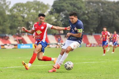 Richar Candia domina la pelota ante la marca del defensor Rodrigo Gonzàlez. (Foto: APF)