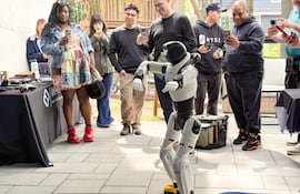 Personas observan robot bailarín durante una demostración este miércoles, en Maplewood (EE.UU). Un robot que sabe perrear, monitores de 3D sin gafas o un marco de fotos con inteligencia artificial (IA) en el que las personas retratadas saludan cuando pasa alguien por delante, son algunas de las innovaciones tecnológicas que se presentaron en el New Jersey Spring Tech Showcase.