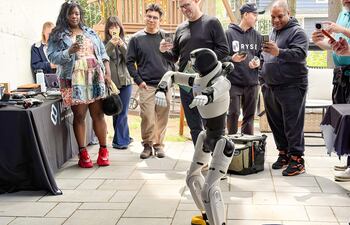 Personas observan robot bailarín durante una demostración este miércoles, en Maplewood (EE.UU). Un robot que sabe perrear, monitores de 3D sin gafas o un marco de fotos con inteligencia artificial (IA) en el que las personas retratadas saludan cuando pasa alguien por delante, son algunas de las innovaciones tecnológicas que se presentaron en el New Jersey Spring Tech Showcase.