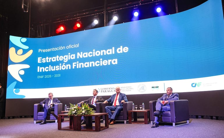 Cuatro oradores en el escenario, vestidos de traje, con pantalla de fondo que destaca la presentación oficial del ENIF 2026-2031.