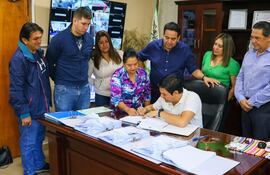 Momento en que el intendente interino de Villa Elisa, Sergio Estigarribia, firma su renuncia al cargo.