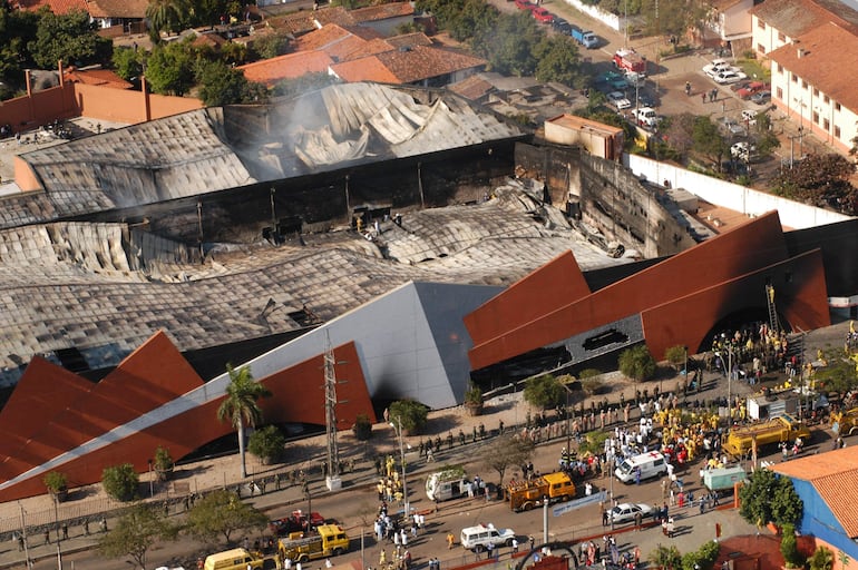 Vista aérea techo del Supermercado Ycua Bolaños, el día del incendio.