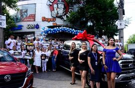 Los felices ganadores de la campaña “Rompemos todo” de Tupi recibieron sus premios.