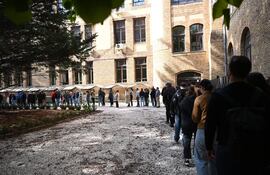 Los votantes inscritos fuera de sus domicilios hacen cola frente a un colegio electoral durante las elecciones generales en Budapest, Hungría, el 12 de abril de 2026.