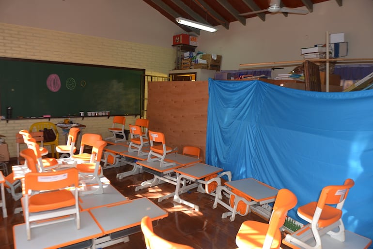 Los docentes acondicionaron un pequeño depósito para albergar a los niños, pero el espacio no reúne las condiciones mínimas para el desarrollo de las clases.