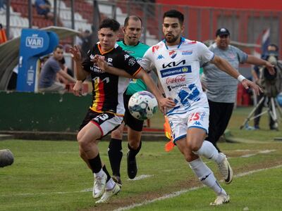 Daniel Rivas (d), futbolista de Nacional, lucha por el balón en el partido frente a General Caballero por la sexta fecha del torneo Clausura 2024 del fútbol paraguayo en el estadio Ka'arendy, en Juan León Mallorquín, Paraguay.