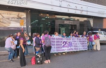 Lanzamiento de la marcha del 25 de noviembre, frente al Ministerio de Educación.