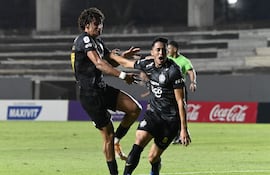 Festejo desenfrenado de Alex Fernando Franco Zayas (24 años), que sacó un disparo fuera del área para concretar el gol del triunfo de Olimpia sobre el final anoche. Se une al festejo Adrián Alcaraz.