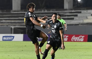 Festejo desenfrenado de Alex Fernando Franco Zayas (24 años), que sacó un disparo fuera del área para concretar el gol del triunfo de Olimpia sobre el final anoche. Se une al festejo Adrián Alcaraz.