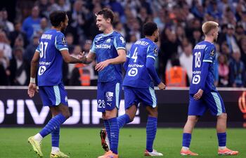 El delantero ganonés del Marsella, Pierre-Emerick Aubameyang (I), celebra con sus compañeros tras marcar el tercer gol de su equipo durante el partido de fútbol de la L1 francesa entre el Olympique de Marsella (OM) y el Stade Brestois 29 (Brest) en el Stade Vélodrome de Marsella, en el sur de Francia.