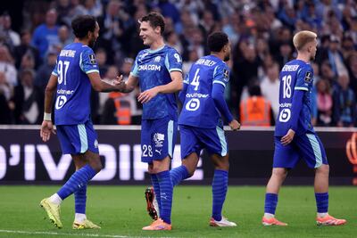 El delantero ganonés del Marsella, Pierre-Emerick Aubameyang (I), celebra con sus compañeros tras marcar el tercer gol de su equipo durante el partido de fútbol de la L1 francesa entre el Olympique de Marsella (OM) y el Stade Brestois 29 (Brest) en el Stade Vélodrome de Marsella, en el sur de Francia.