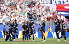 Jugadores de Paraguay mientras Matías Galarza de Paraguay celebra tras anotar el cuarto penal del equipo durante la tanda de penales en el partido de los dieciseisavos de final de la Copa Mundial de la FIFA 2026 entre Alemania y Paraguay en el Boston Stadium, en Foxborough, Massachusetts.