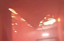 Las llamas consumieron el interior de las oficinas en un edificio que se incendió esta mañana en Asunción.