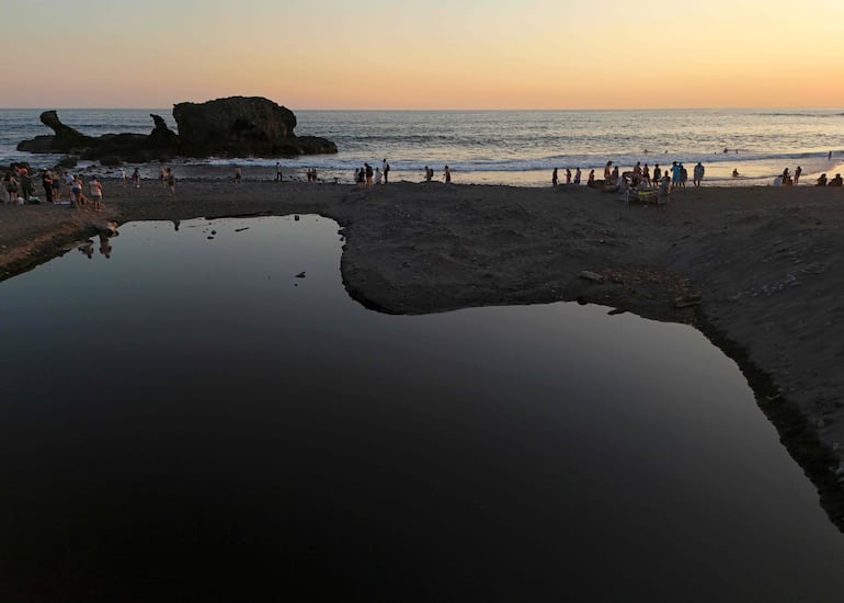Esta vista aérea muestra el atardecer en la playa El Tunco, en La Libertad, El Salvador, el 13 de febrero de 2026.