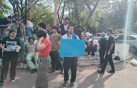 Jóvenes aguardan frente a la Agrupación Especializada de la Policía la liberación de los detenidos durante la manifestación de la "Gen Z".