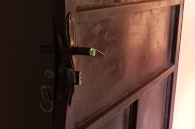 Los delincuentes abrieron a la fuerza la puerta metálica para cometer el hurto.