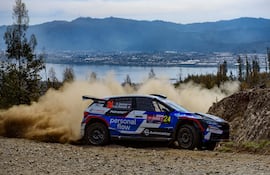 La dupla compuesta por Zaldívar-Der Ohannesian, a bordo del Škoda Fabia RS Rally2, durante la disputa de la etapa 1 antes del incidente que los dejó fuera de competencia.