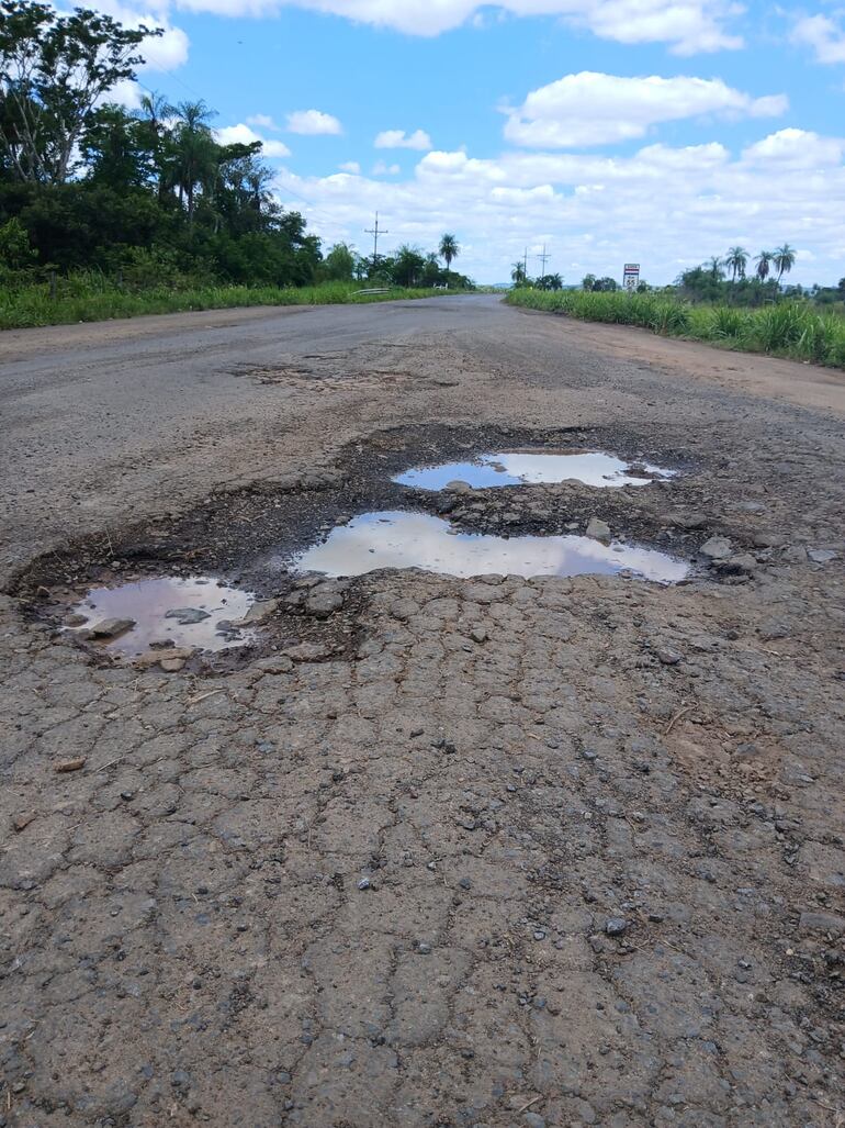 La vía se encuentra en estado deplorable.