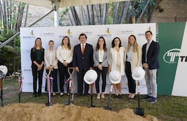 Representantes del Banco Sudameris e Inarco realizan palada inicial del Edificio Magallanes.