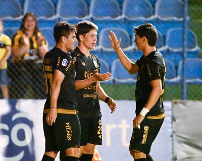 Octavio Alfonso celebra uno de sus dos tantos, en compañía de Daniel Pérez y Derlis Rodríguez.