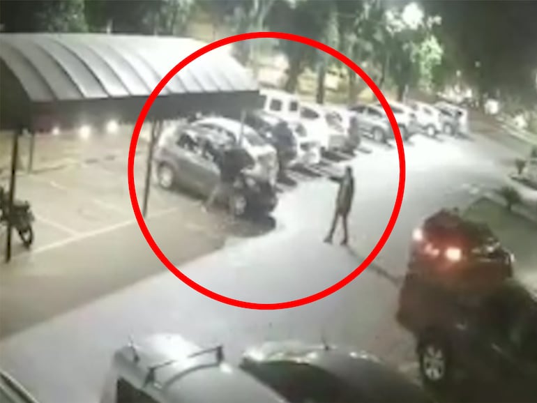 La víctima del robo reclama a los tortoleros en el estacionamiento del supermercado Superseis de Asunción.
