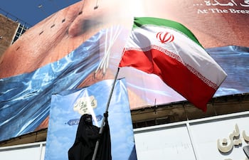 Una mujer con una bandera iraní este lunes en Teherán, Irán.