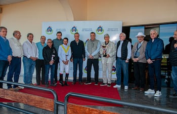 Gerardo García y Gustavo Pedrozo con la copa, celebrar la triple corona de Four White Legs, junto a los profesionales Eumelio Cabrera (cuidador) y Juan Figueredo (jockey).