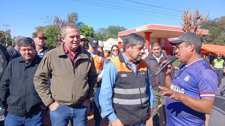 Hasta la zona llegó el viceministro de Obras Públicas, Hugo Arce, acompañado por técnicos del MOPC y el diputado Leonardo Saiz.