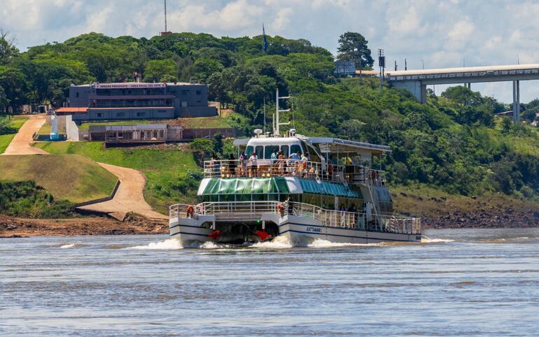 Un paseo en catamarán por el río Paraguay es una buena opción para disfrutar el próximo fin de semana largo. 