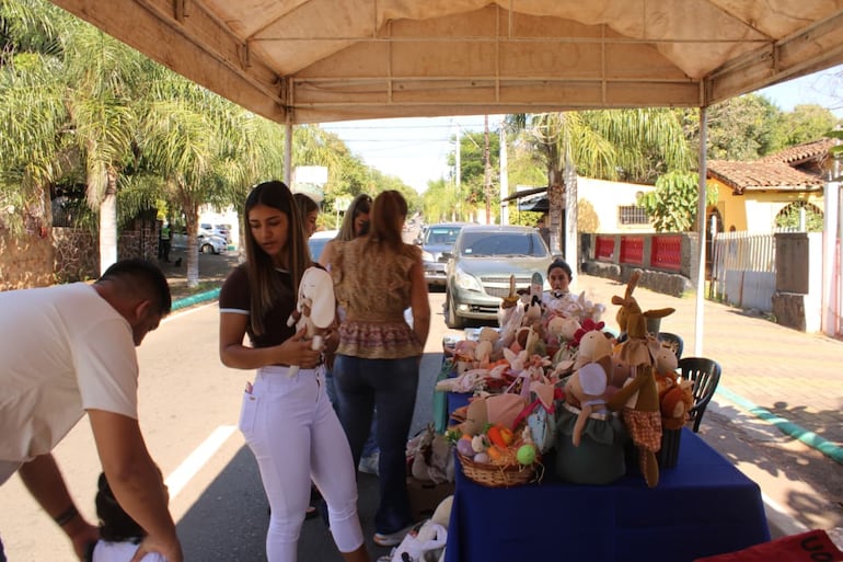 Los turistas recorren los stands para conocer los productos de los emprendedores locales.
