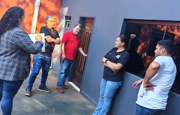 La escribana pública Lucía Juliana Morel Feltes constató que la puerta de la Junta Municipal estaba cerrada durante la sesión extraordinaria.