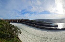 Después de casi dos años, El complejo Itaipú volvió a abrir sus compuertas-