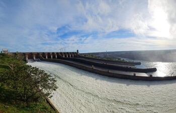 El aliviadero de Itaipú volvió a verter agua luego de casi dos años de sequía (foto de archivo)-