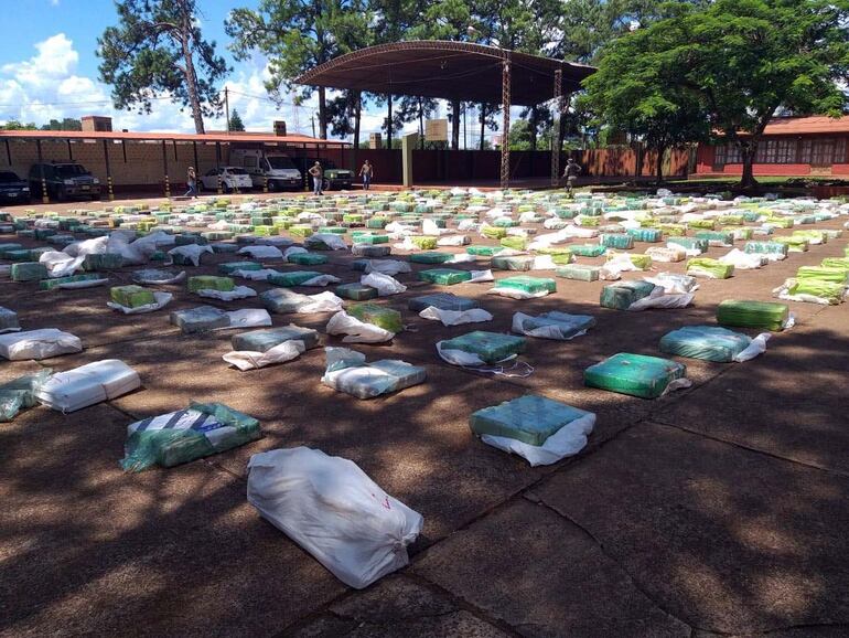 Decomiso de más de 10 toneladas de marihuana presumiblemente de origen paraguayo en Argentina.