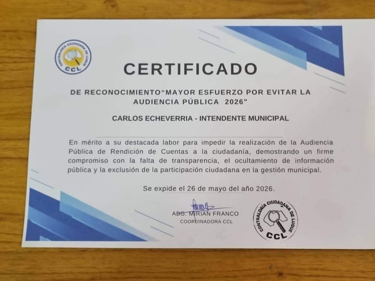 Certificado dirigido a Carlos Echeverría, con texto sobre su labor en la gestión municipal y símbolos institucionales.