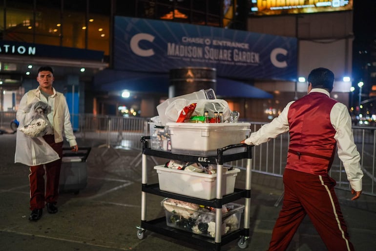 trabajadores saliendo del Madison Square Garden tras una cena de ensayo previa a la boda de la cantante Taylor Swift con el jugador de los Kansas City Chiefs, Travis Kelce, en Manhattan, Nueva York.