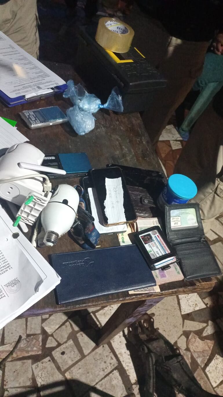 Los sospechosos tenías 37 gtramos de cocaína  y una balanza de precisión, lo qu ehace sospechar que también se dedicaban a la distribución de la droga.