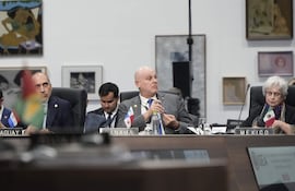 Diplomáticos de Paraguay, Panamá y Mexico asisten a la 56ª Asamblea General de la Organización de los Estados Americanos (OEA) este martes, en Ciudad de Panamá (Panamá).