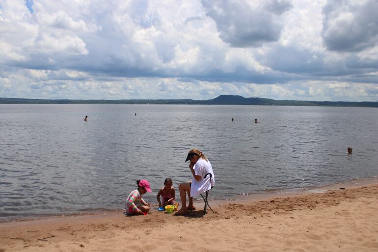 El intenso calor atrajo a padres que llevaron a sus pequeños al lago para refrescarse.