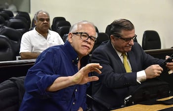 Walter Bower y su abogado Rene Fernandez, en una de las audiencias de juicio.