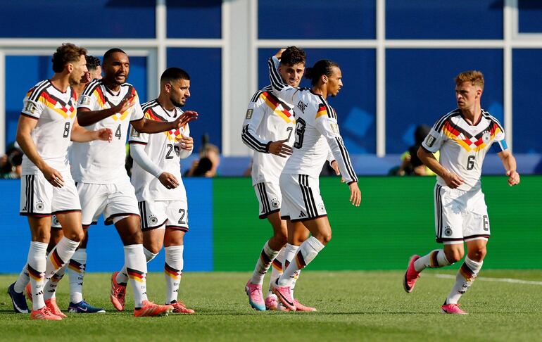 Kai Havertz de Alemania celebra con sus compañeros tras anotar el primer gol de su equipo durante el partido de los dieciseisavos de final de la Copa Mundial de la FIFA 2026 entre Alemania y Paraguay en el Boston Stadium, en Foxborough, Massachusetts.