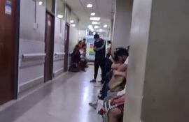 Pacientes aguardan por varias horas a ser atendidos en la urgencia del IPS Capiatá.