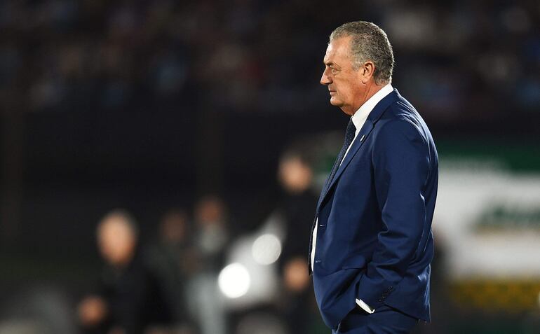 El argentino Gustavo Alfaro, entrenador de la selección de Paraguay, en el partido frente a Uruguay por la séptima fecha de las Eliminatorias Sudamericanas en el estadio Centenario, en Montevideo.
