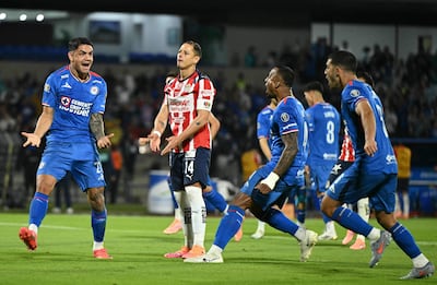 Javier "Chicarito" Hernández quedó desvinculado del Chivas de Guadalajara. El penal malogrado contra Cruz Azul le costó la eliminación en cuartos de final del torneo Apertura al elenco tapatío.
