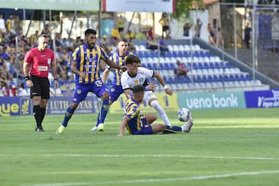 Pelea por el balón entre Rodi Ferreira y Javier Domínguez en Itauguá