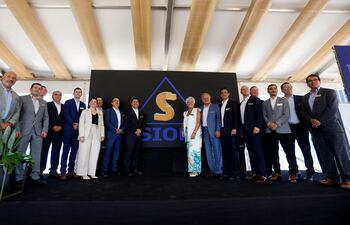 Colaboradores y directivos del Grupo SIOM durante la inauguración de su nueva planta industrial en nuestro país.