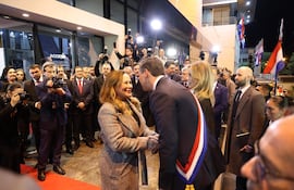 La senadora liberocartista Noelia Cabrera recibe al presidente Santiago Peña, en el Congreso para que brinde su informe de gestión.