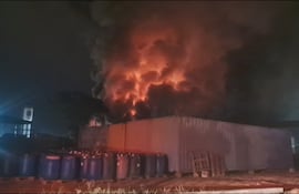 Incendio de gran magnitud afecta a una fábrica de alimentos en Limpio